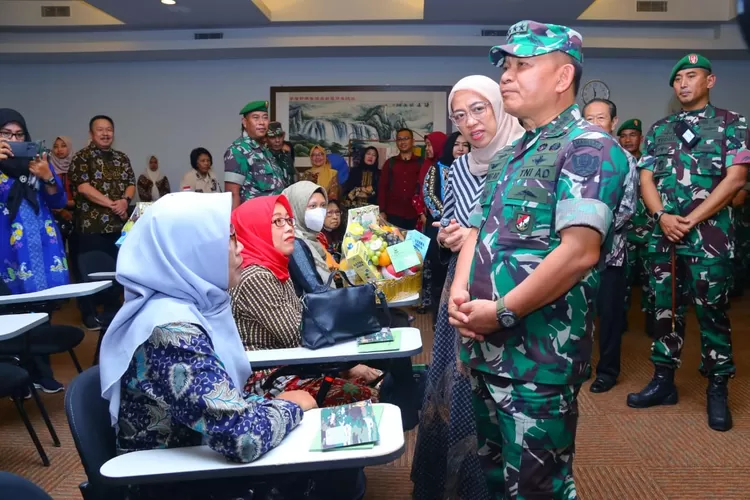KSAD Jenderal Dudung di depan Ibu- Ibu Persit Kartika Chandra Kirana saat berkunjung ke Djarum Oasis Kretek Factory Kudus, sebelum menyerahkan tali asih kepada istri dan anak prajurit TNI yang sedang menderita sakit. (Foto: Diskominfo Kudus)