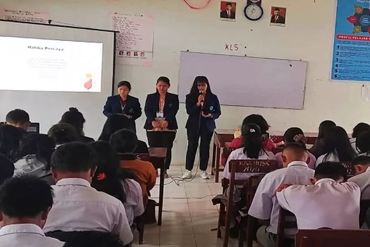 (IAKN) Tarutung semester VI melaksanakan pengabdian kepada masyarakat di SMKN Losida Siatas Barita Taput  (Realitasonline.id/Alpon Situmorang)