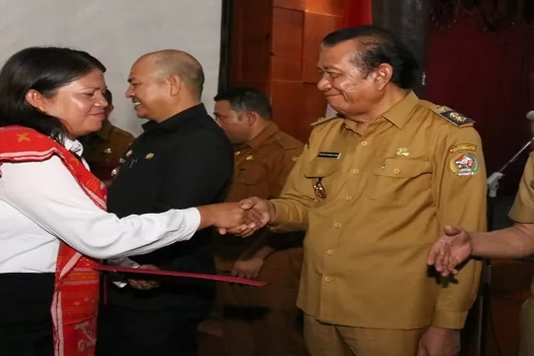 Bupati Taput Nikson Nababan , Wabup Sarlandy Hutabarat dan Kadiskes Sudirman Manurung saat menyerahkan SK Pengangkatan P3K tenaga kesehatan  (Realitasonline.id/Alpon Situmorang)