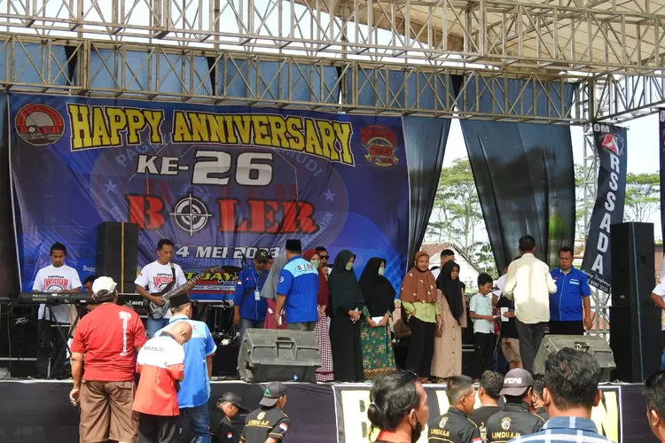 Paguyuban pengemudi Boler menggelar acara beramal, santunan anak yatim, pengajian hingga hiburan.  (Edi Prayitno / kontributor Kendal)