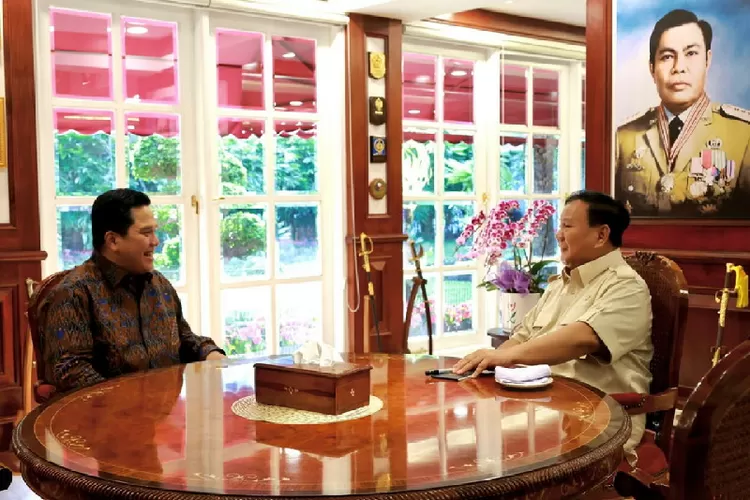 Menteri Pertahanan Prabowo Subianto menerima kunjungan Menteri BUMN sekaligus Ketua Umum PSSI Erick Thohir, di Kantor Kemhan, Jakarta, Rabu (17/5/2023). Foto: Humas Kemhan
