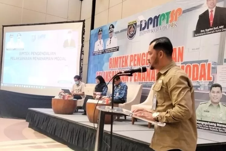SAMBUTAN : Kepala Bidang Penanaman Modal DPMPTSP Kota Depok Zarkasih saat memberikan sambutan dalam kegiatan Bimtek Pengendalian Pelaksanaan Penanaman Modal, di Ballroom The Margo Hotel, Rabu (17/5). (ISTIMEWA)