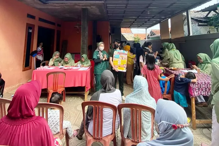 PENYULUHAN : Sosialisasi Hipertensi kepada pengunjung oleh petugas kesehatan Puskesmas Mampang di Posbindu RW6 Kelurahan Mampang, Kecamatan Pancoranmas. (ISTIMEWA)