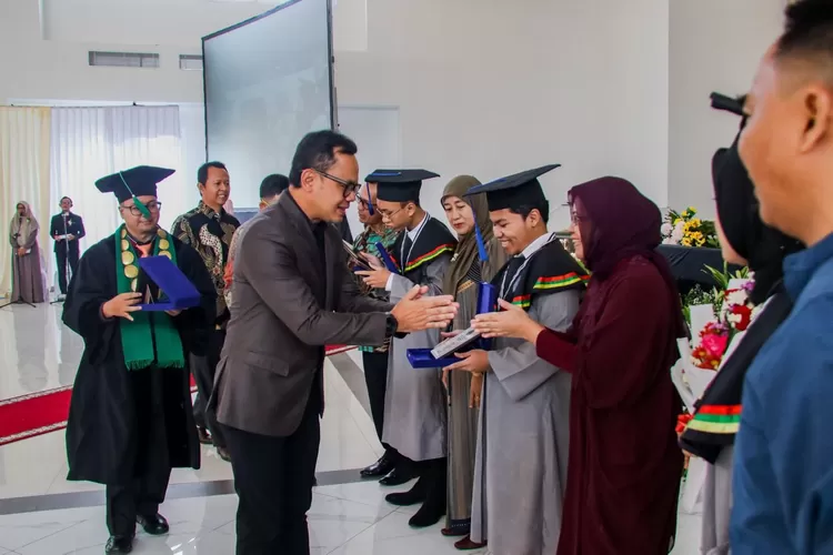 ILUSTRASI: Wali Kota Bogor, Bima Arya didampingi istri, Yane Ardian menghadiri Pelepasan Siswa Angkatan 26 Sekolah Bosowa SMA Bina Insani.