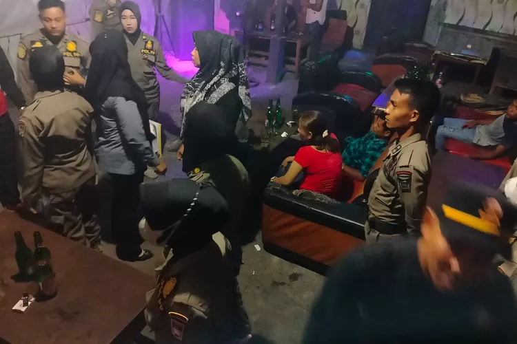 Puluhan Minol dan Tiga Perempuan Pamandu Koraoke Diamankan Satpol PP Padang (ist)