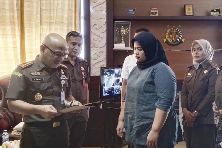 Kepala Kejaksaan Negeri (Kajari) Padang M.Fatria menyerahkan surat perintah rehabilitasi kepada Putri Marisa Ramadhani (foto harianhaluan.com/Jefrimon)
