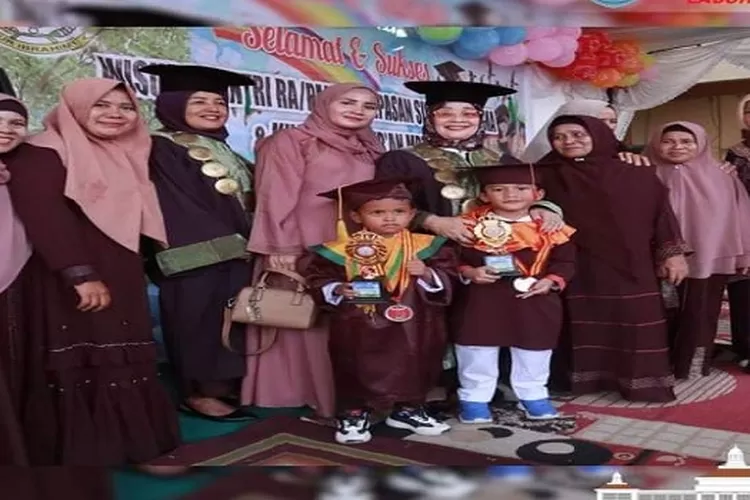 Wakil Bupati Labuhanbatu Hj.Ellya Rosa Siregar Bersama Para Santri Diwisuda (Realitasonline.id/RS)