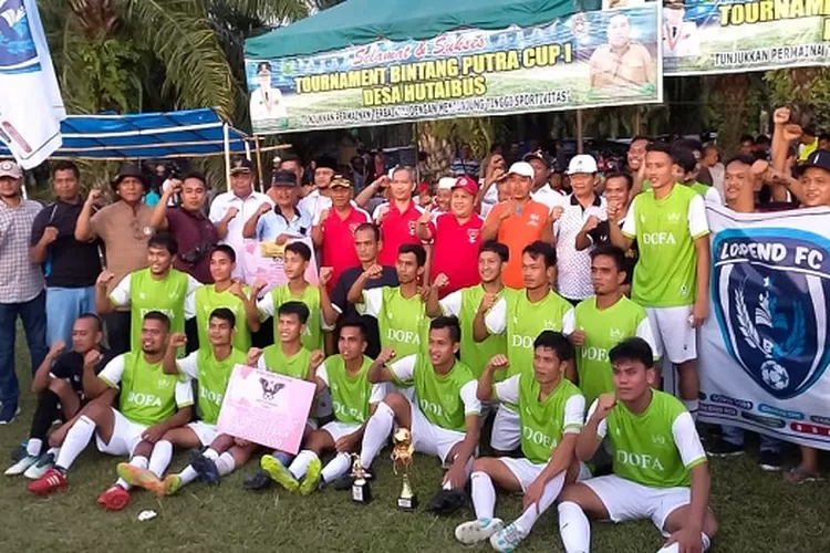 Lorpen FC juara Tournament Sepakbola Bintang Putra Cup I Desa Hutaibus foto bersama Plt Bupati (Realitasonline.id/SS)