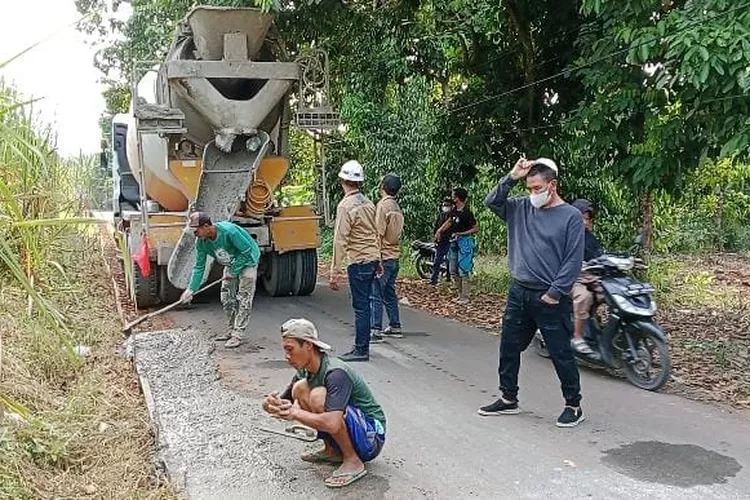 HB Rasiman mengawasi pelebaran jalan di Desa Lebo Kecamatan Gringsing Batang (Muslihun)
