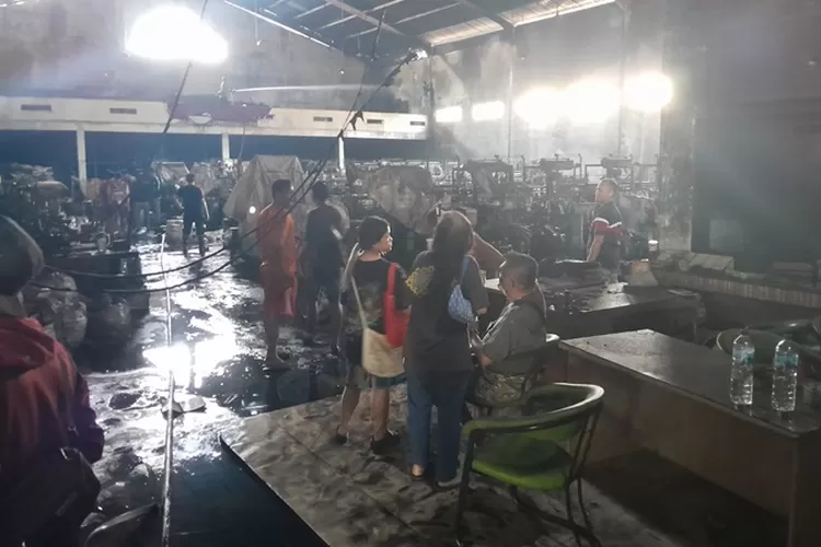 Sisa-sisa kebakaran pabrik di Mranggen Demak. Akibat kebakaran ini kerugian mencapai miliaran rupiah.  (Ayosemarang.com/ Audrian Firhannusa)