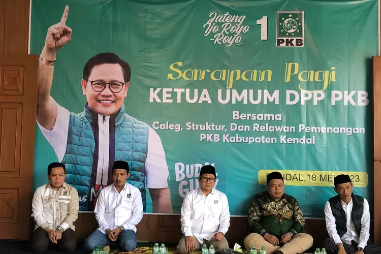 Ketum DPP PKB Muhaimin Iskandar memberikan arahan untuk caleg, struktural dan relawan pemenangan PKB Kendal di Desa Jungsemi Kangkung, Kamis 18 Mei 2023. (Edi Prayitno/kontributor Kendal)