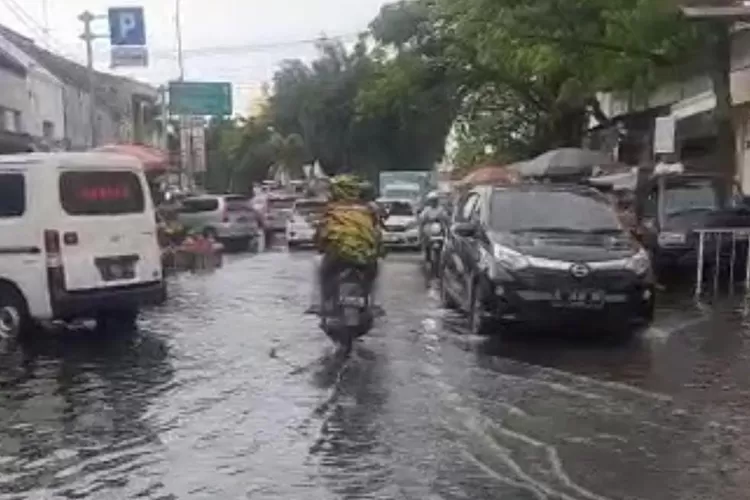 Jalan Protokol Kota Pekalongan terdampak banjir rob.  (Dok)