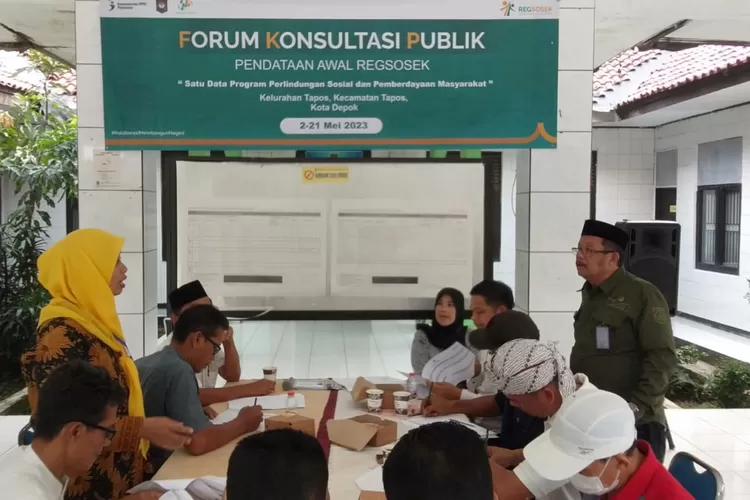 MENINJAU : Lurah Tapos, Soleh memantau pelaksanaan FKP yang berada di Halaman kantor Kelurahan Tapos. (ANDIKA EKA/RADAR DEPOK)