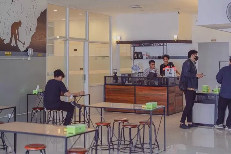 USAHAMELEJIT :  Suasana terlihat ada pengunjung dan karyawan di Mile 32 Cafe Kelapa Dua Depok. SYANIA BAIKUNI/RADARDEPOK