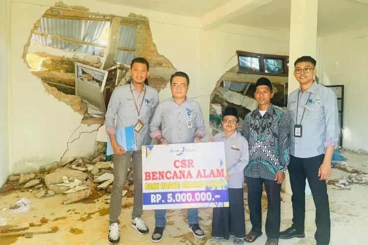 Foto bersama usai penyerahan bantuan dari Bank Nagari Cabang Painan kepada MTI Ashabul Kahfi, yang dilanda longsor.  IST