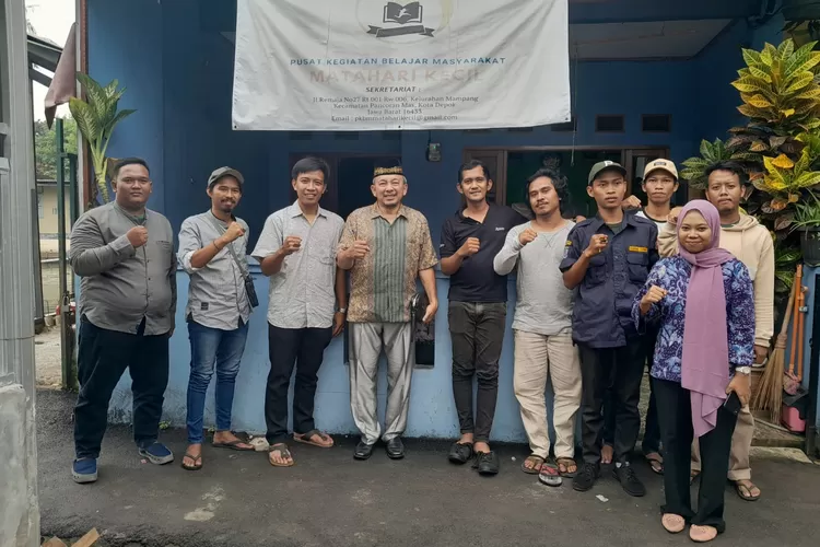 KOMPAK : Katar Mampang bersama anggota DPRD Dapil Pancoranmas, Hafid Nasir saat menyambangi Pusat Kegiatan Belajar Masyarakat (PKBM) Matahari Bersinar RW6 Mampang, Kecamatan Pancoranmas, Jumat (19/5).