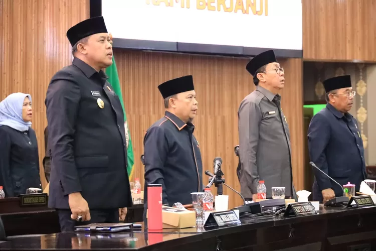 Plt Wali Kota Bekasi Tri Adhianto dalam rapat paripurna DPRD. (Pemkot Bekasi)