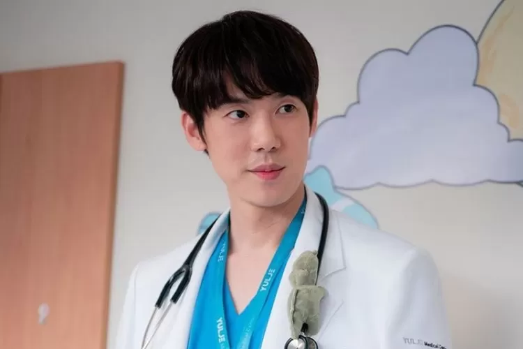 Yoo Yeon Seok dalam drama Hospital Playlist dengan karakter protagonis terbaik (Twitter @/tvndrama)