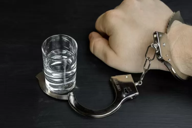 Polisi ungkap motif pria berseragam ormas lakukan pemalakan ke sopir truk di Rancabungur Bogor. (Unsplash.com/Bermix Studio)