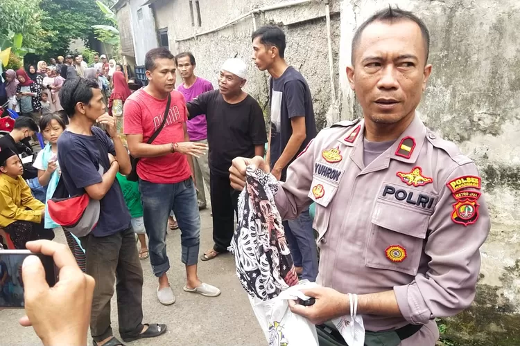 PENYELIDIKAN : Pihak kepolisan mengamankan baju korban penusukan di Kampung Bulak Barat RT5/8 Kelurahan Cipayung sebagai barang bukti untuk ditindaklanjuti. (ISTIMEWA)