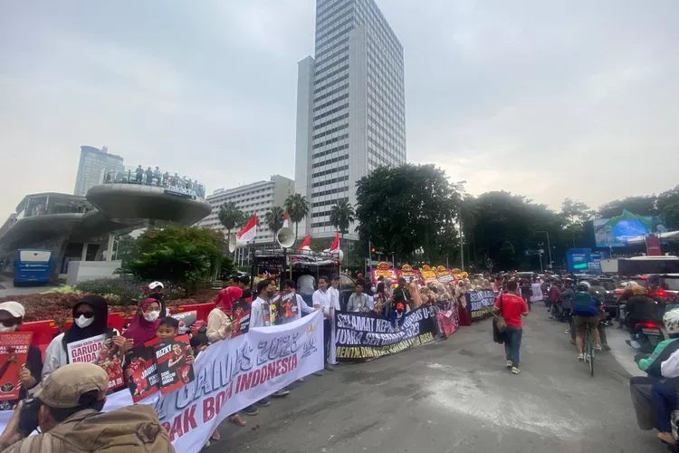 Potret masyarakat saat menyambut arak arakan Timnas Indonesia usai meraih emas SEA Games 2023 (Foto: Gorajuara/dok: PSSI)