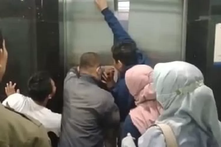 Proses evakuasi ASN terjebak di dalam lift Balaikota Depok (Ist)