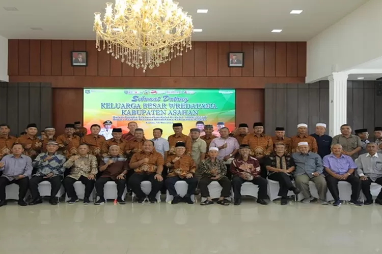 Bupati Asahan foto bersama usai kegiatan Silaturahmi bersama Purnabakti Asahan  (Realitasonline.id/Dok)