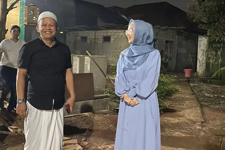 Wasekjen Partai Demokrat, Ingrid Kansil, menyambangi markas Majelis Al Mubarok 33, di RW4, Kelurahan Bedahan, Kecamatan Sawangan, Depok, Kamis (18/5). Dirinya diterima oleh Pembina Al Mubarok 33, Mahfudin Abe. 