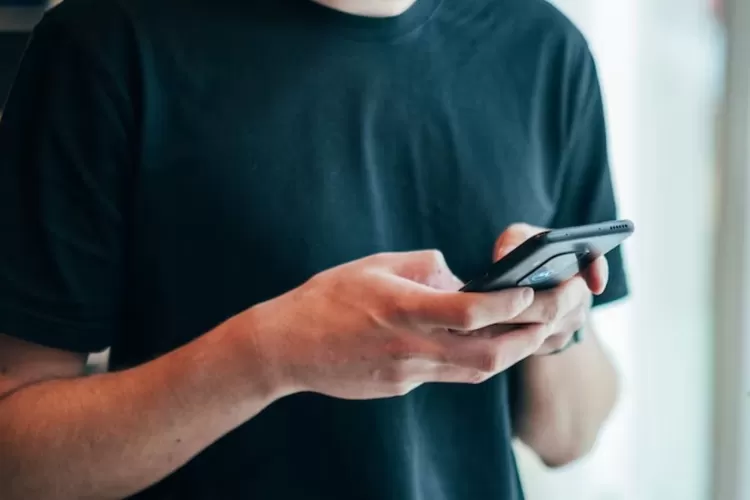 Aplikasi chat untuk selingkuh. (Unsplash.com/ Jonas Leupe)