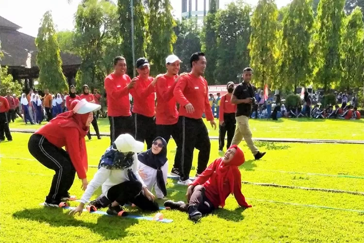 Tim Bupati Demak Terjatuh Saat Pertandingan Eksebisi Terompah Panjang saat pembukaan FORKAB 2023