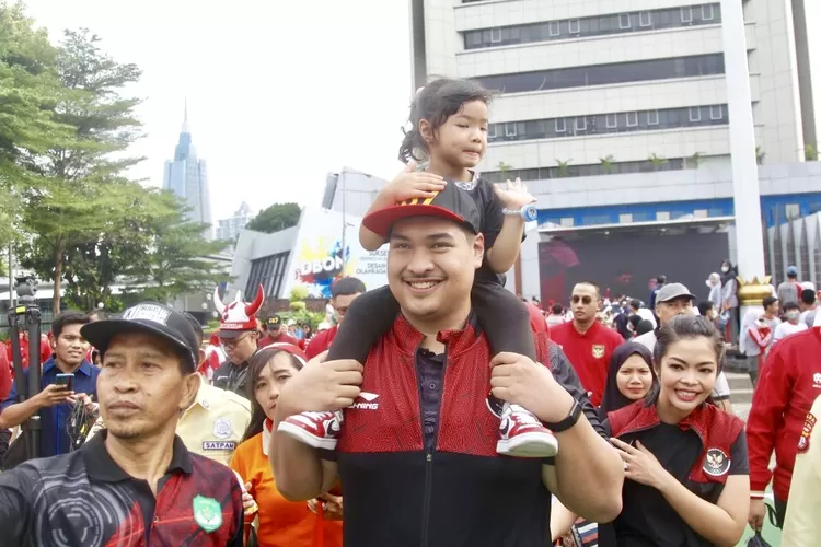 Menteri Pemuda dan Olahraga (menpora) Dito Ariotedjo terlihat mengajak istri dan putrinya untuk konvoi bersama para talet SEA Games 2023 mengelilingi Jakarta - Foto: Henry Lukmanul Hakim 