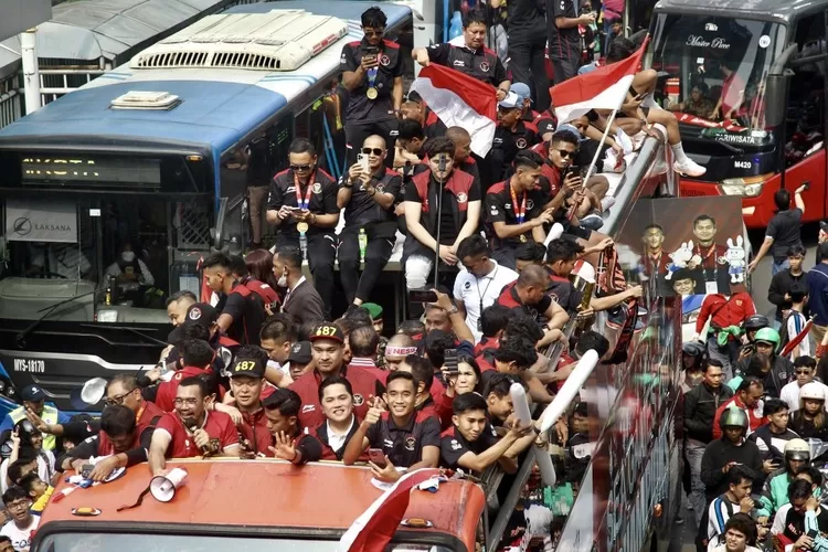 (Ilustrasi) Menteri Pemuda dan Olahraga Dito Ariotedjo didampingi Ketua Umum PSSI membersamai atlet SEA Games 2023 mengikuti konvoi mengelilingi Ibu Kota Jakarta - Foto: Henry Lukmanul Hakim