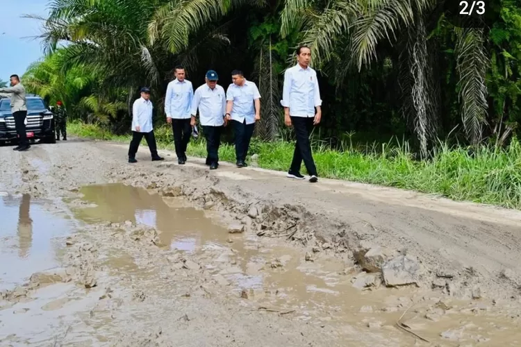 Presiden Jokowi tinjau jalan di Sumatera Utara. Temuannya, kerusakan didapati pada jalan nasional, provinsi, maupun kabupaten. (tangkapan layar instagram @jokowi)