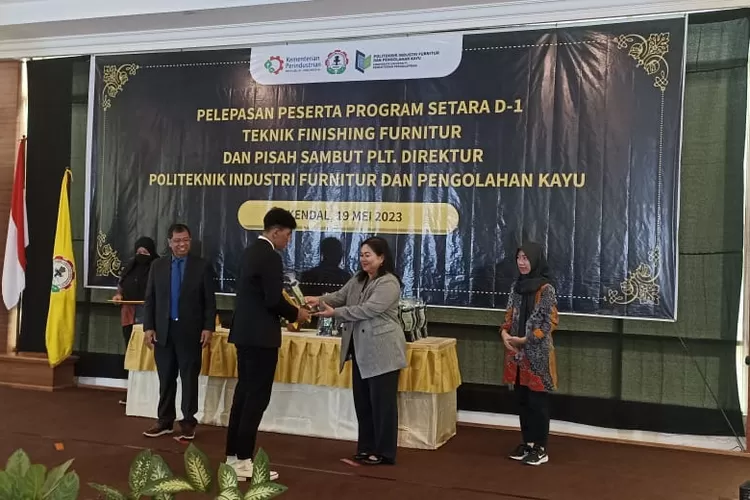 Pelepasan peserta program D1 teknik finishing furniture Polifurneka Kendal Jumat 19 Mei 202. (Edi Prayitno/kontributor Kendal)