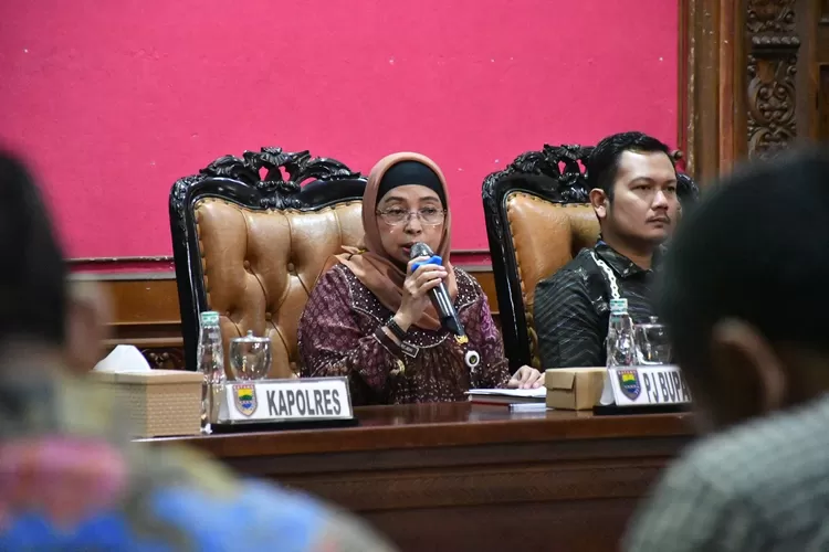 Penjabat (Pj) Bupati Batang Lani Dwi Rejeki pimpin sosialisasi dan edukasi tindak lanjut kasus kekerasan seksual kepada anak di Kabupaten Batang bertempat di Aula Kantor Bupati.  (Muslihun/kontributor Batang)