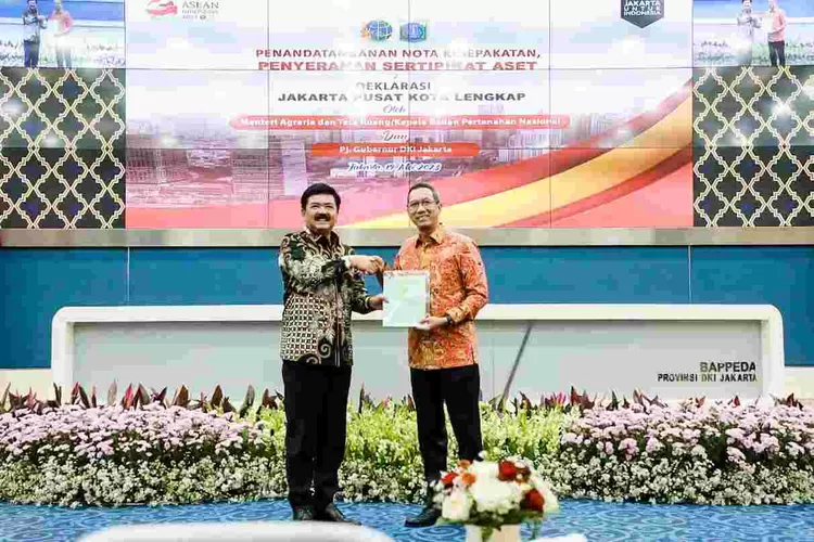 Penyerahan secara simbolis ratusan  sertifikat aset Pemprov DKI Jakarta  dari Menter ATR / Kepala  BPN Hadi Tjahjanto  menyerahkan  sertifikat  aset  Pemprov DKI, Jumat (19/5/2023) 