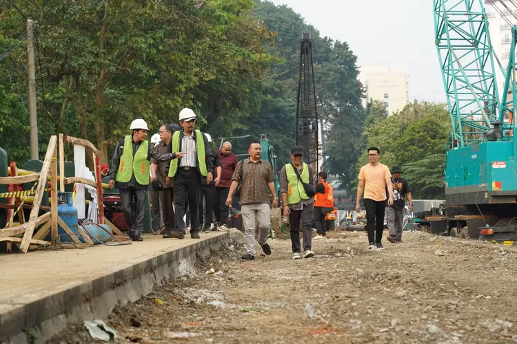 Komisi III DPRD Kota Bogor saat sidak proyek revitalisasi Jembatan Otista. (DPRD Kota Bogor)