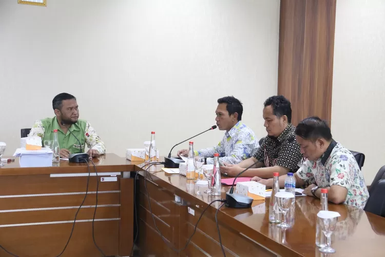 Komisi IV DPRD Kota Bogor saat rapat dengan DiskopUKMdagin membahas dampak proyek Jembatan Otista bagi pelaku usaha di Kota Bogor. (DPRD Kota Bogor)