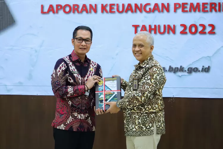  Pemerintah Kabupaten Kudus meraih predikat opini Wajar Tanpa Pengecualian (WTP) dari BPK RI berdasar hasil Laporan Hasil Pemeriksaan (LHP) atas Laporan Keuangan Pemerintah Daerah (LKPD) Tahun 2022. Penghargaan WTP diterima Bupati Kudus Hartopo (kiri). (Foto: Diskominfo Kudus)