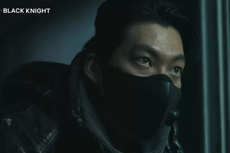 Kim Woo Bin berperan sebagai tukang paket di series Netflix Black Knight (Twitter @/netflix_ph)