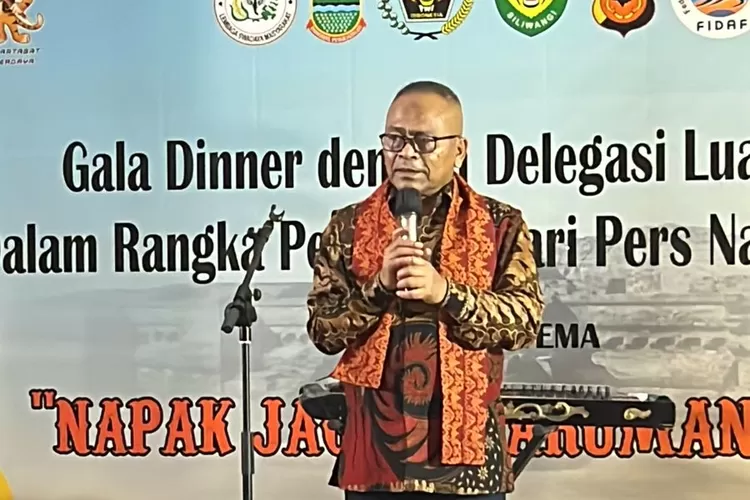 Ketua Umum PWI Pusat Atal S Depari memberi sambutan di acara Gala Dinner dengan Delegasi Luar Negeri Dalam Rangka Peringatan HPN di Karawang, Jumat (19/5/2023) (Ist)