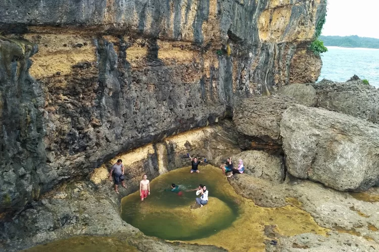 Menikmati Keindahan Alam Malang, Teluk Bidadari hingga Pantai Ngeliyep (Foto/Ayo Malang/https://1.bp.blogspot.com/)