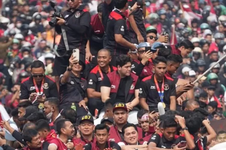 Kemeriahan parade perayaan kemenangan Tim Nasional Indonesia U 22 (Instagram @erickthohir)