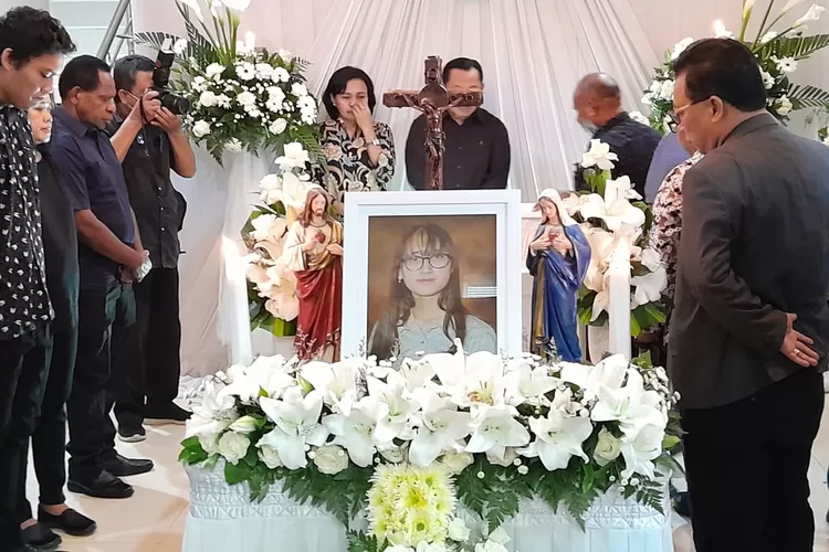 Rekan dan keluarga terkejut atas meninggalnya putri Pj Gubernur Papua Pengunungan Nikolaus Kondomo.  (Ayosemarang.com- Audrian Firhannusa) (JAKARTA INSIDER)