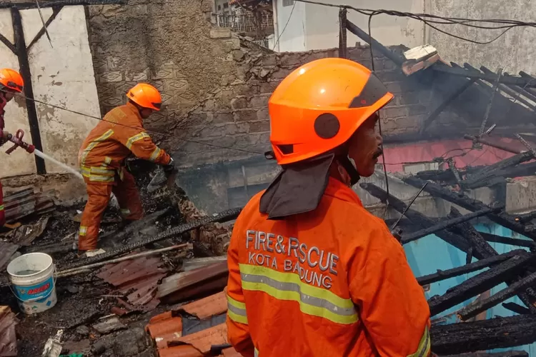 Sebuah rumah berlantai 2 di Jalan Dungus Cariang, Gg.Al Hikmah, RT.004 /RW.006, Kelurahan Dungus Cariang, Kecamatan Andir, Kota Bandung, Sabtu siang (20/5/2023) hangus terbakar. (Foto: Humas Diskar PB Kota Bandung)