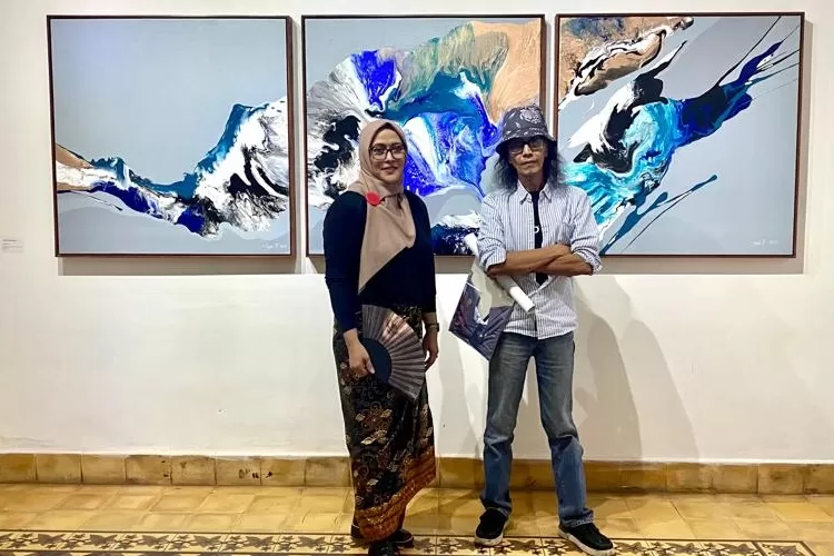 Yeni Fatmawati bersama kurator senior Asmudjo Irianto di depan lukisan Amor Fati. (Ist)