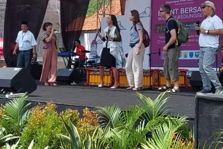 Salah satu penampilan Gondez Semarang di acara Semarak Jejakk Kreatif di Taman Garuda, Kota Lama.  (Ayosemarang.com/ Audrian Firhannusa)