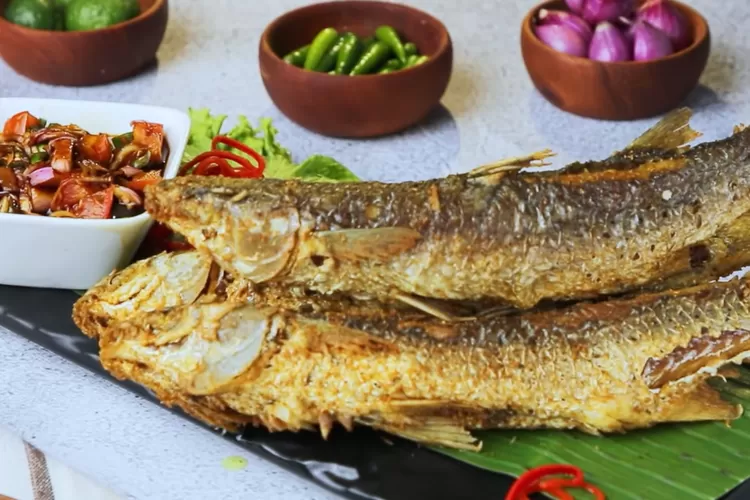 Ikan kecap bawang yang disajikan hangat, dengan saus kecap manis dan bawang goreng yang harum menggoda