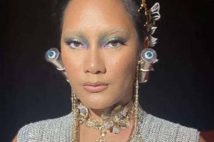 Hah! Makeup Tanpa Alis? Tentu Bisa, Ini Bocoran ala Tara Basro dengan Gaya Edgy dan Fierce (Foto: Female Daily)