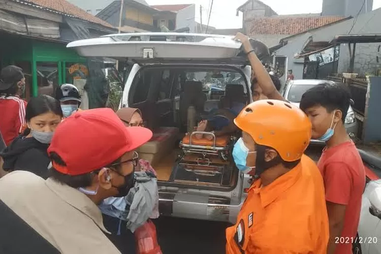Sejumlah Relawan yang tergabung dalam Forum Gerebek Indonesia, melakukan evakuasi kepada salah satu warga di Perumahan Taman Cikunir Indah, Kota Bekasi. (FOTO: Ist)